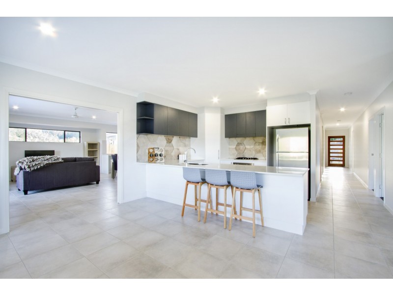 9 Parker Road, Cannonvale QLD 4802
