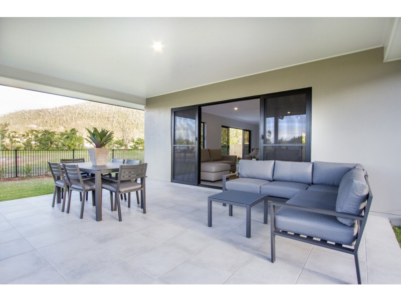 9 Parker Road, Cannonvale QLD 4802