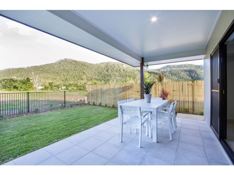9 Parker Road, Cannonvale QLD 4802