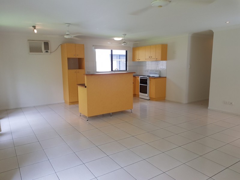 2/82 Country Road, Cannonvale QLD 4802