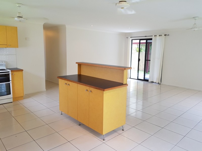 2/82 Country Road, Cannonvale QLD 4802