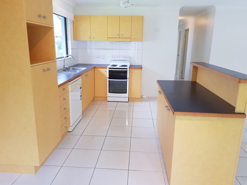 2/82 Country Road, Cannonvale QLD 4802