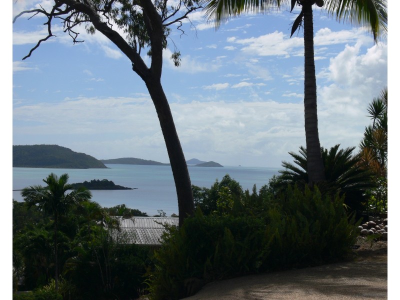 1 Macona Crescent, Cannonvale QLD 4802