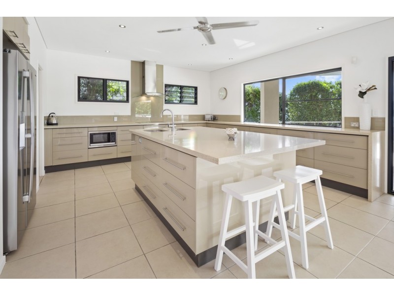 6 Palm Drive, Cannonvale QLD 4802