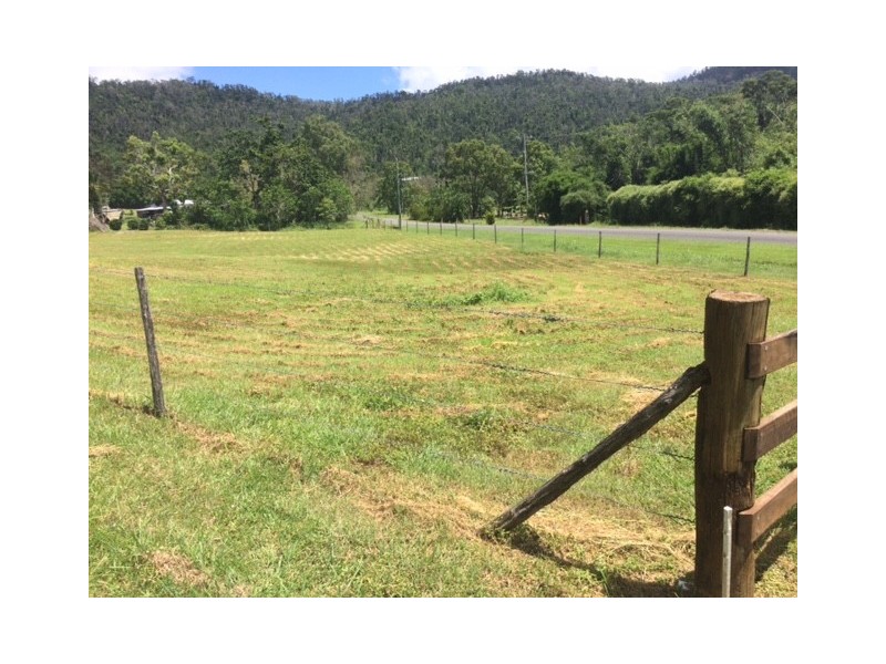 17 Moon Crescent, Sugarloaf QLD 4800