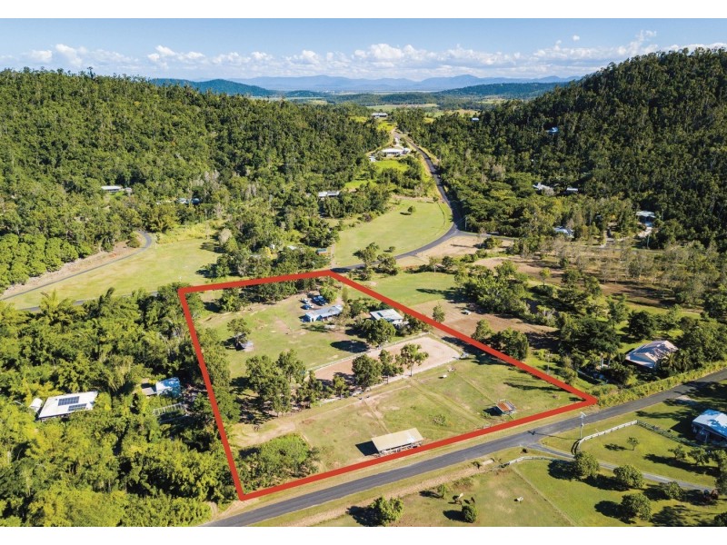 18 Moon Crescent, Sugarloaf QLD 4800