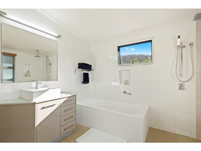 18 Moon Crescent, Sugarloaf QLD 4800