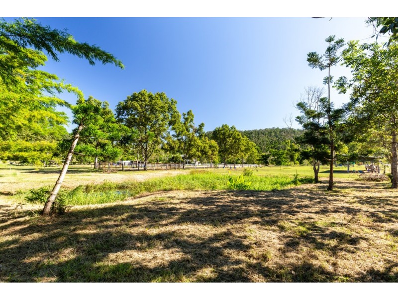 18 Moon Crescent, Sugarloaf QLD 4800