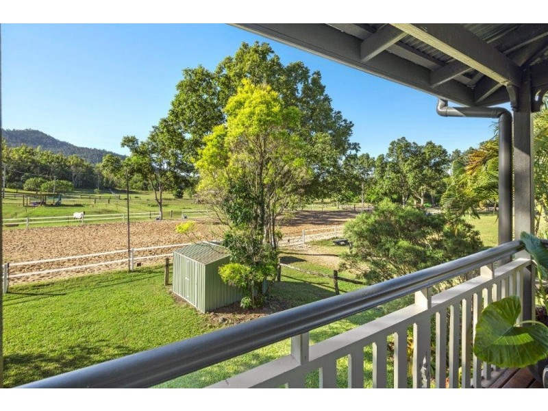 18 Moon Crescent, Sugarloaf QLD 4800