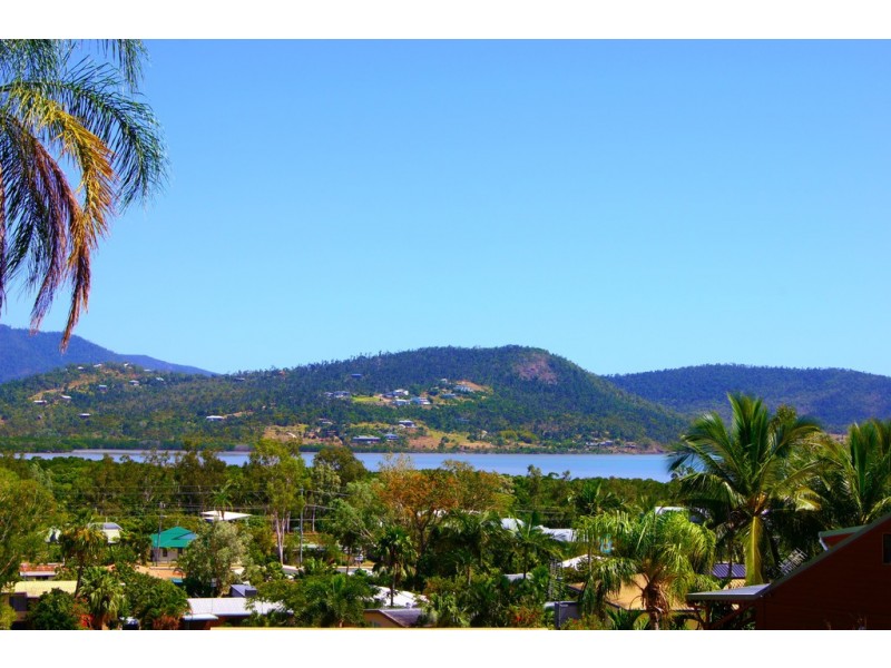 32 Manooka Drive, Cannonvale QLD 4802