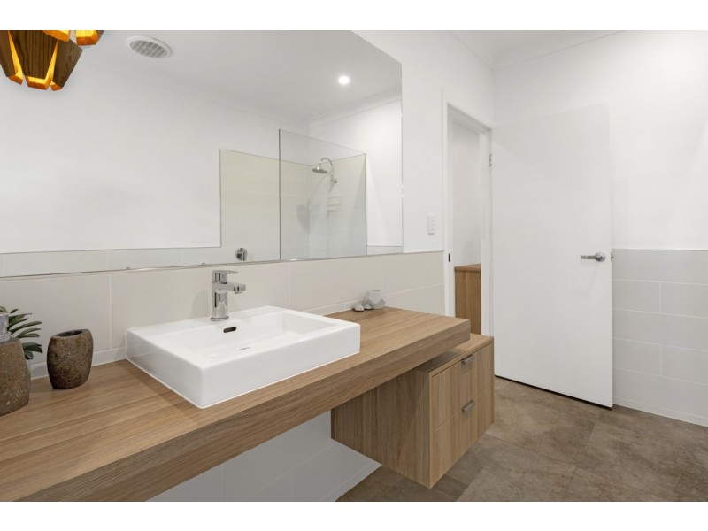 15-17 Frangipani Court, Cannon Valley QLD 4800