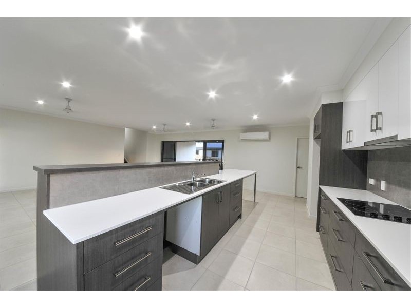 8 Pearl Street, Cannonvale QLD 4802
