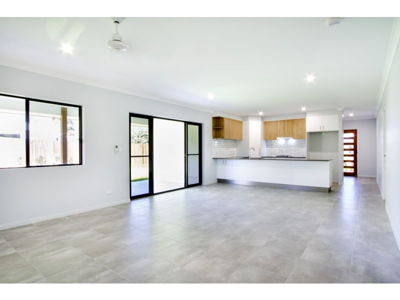 2/11 Jessamine Close, Cannonvale QLD 4802