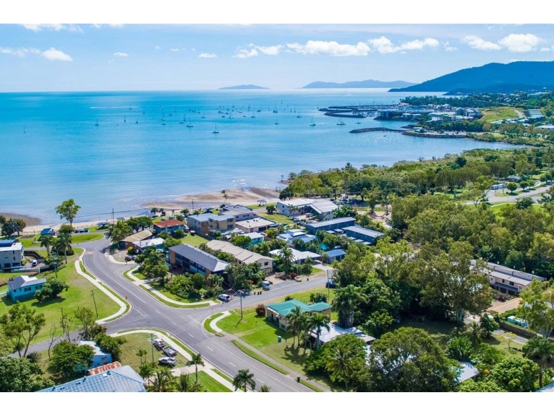 5 Beach Road, Cannonvale QLD 4802