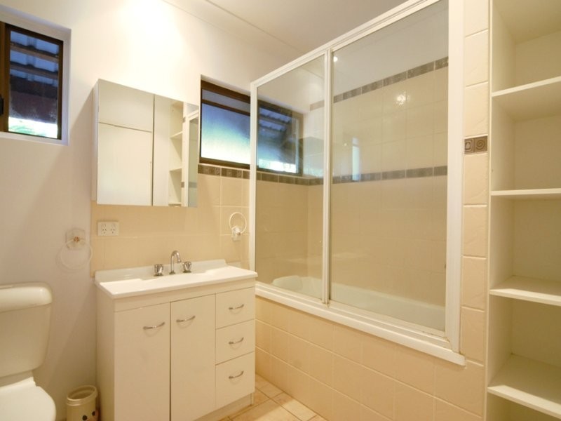 2/25 Manooka Drive, Cannonvale QLD 4802