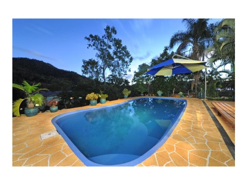 40 Island Drive, Cannonvale QLD 4802