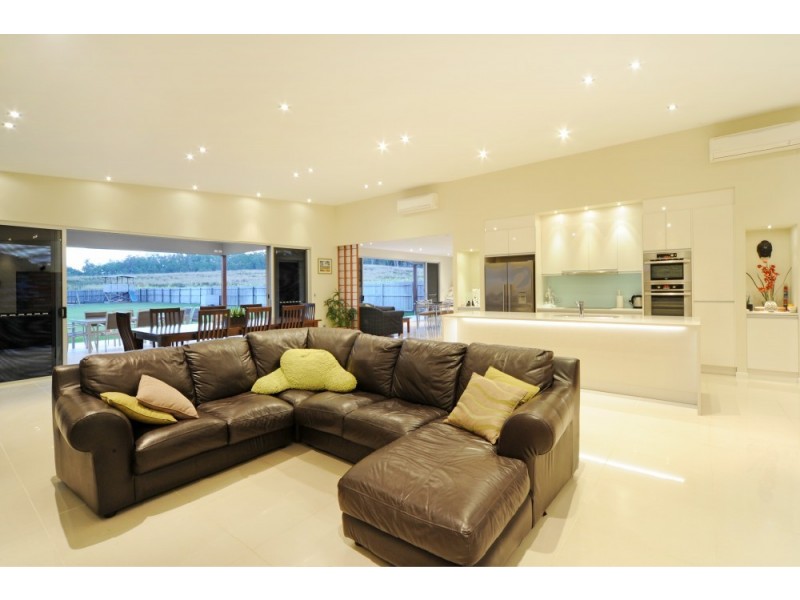 10 Henderson St, Cannonvale QLD 4802