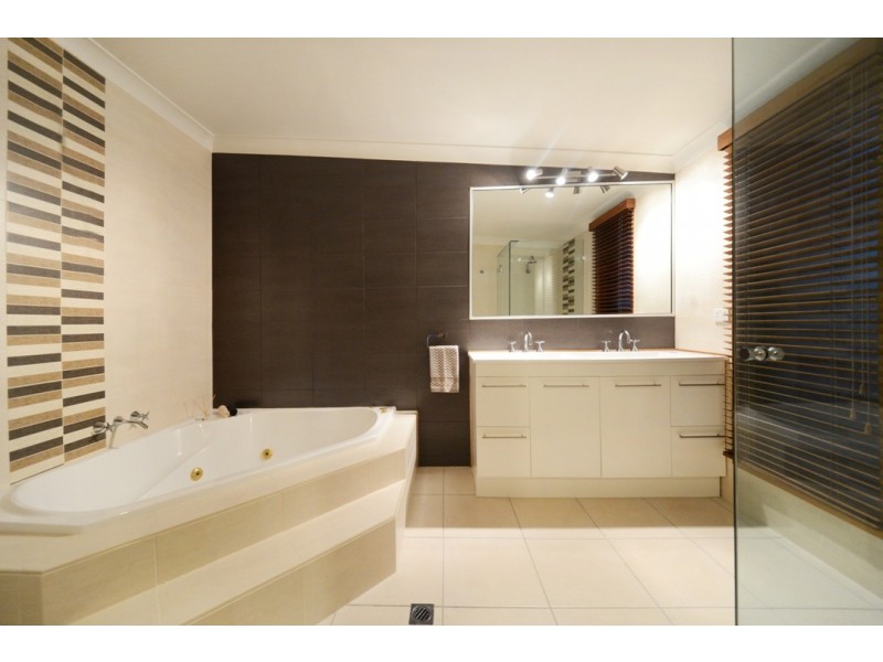 25 Island Drive, Cannonvale QLD 4802