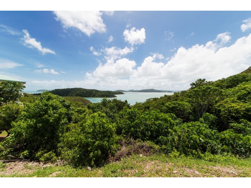 19 Passage Avenue, Shute Harbour QLD 4802