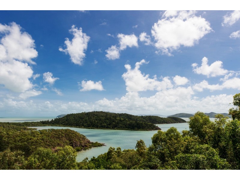 19 Passage Avenue, Shute Harbour QLD 4802