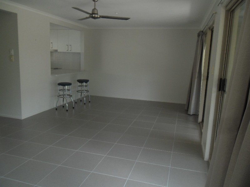 2/8 Duell Road, Cannonvale QLD 4802