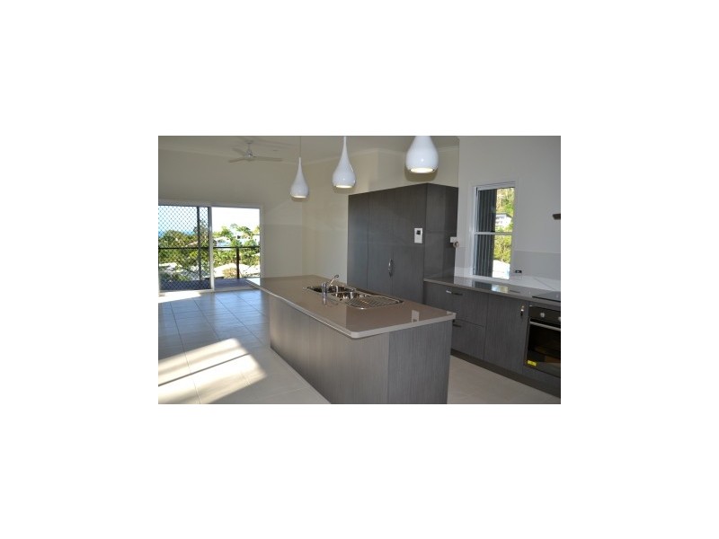 6/13 Yachtsman Pde, Cannonvale QLD 4802