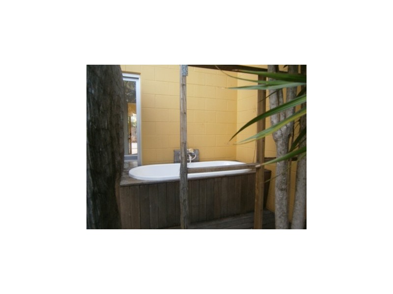 1A Pleasant Drive, Cannonvale QLD 4802