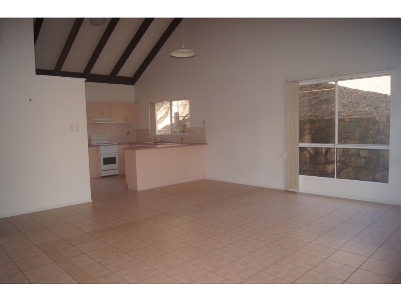 2/6 Duell Road, Cannonvale QLD 4802