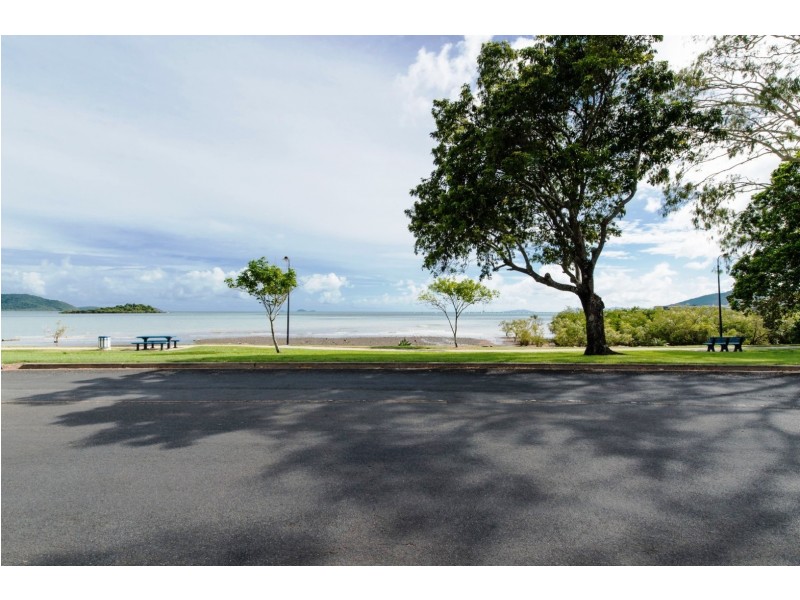 12/48 Coral Esplanade, Cannonvale QLD 4802