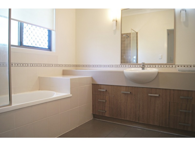 8 Wills Court, Cannonvale QLD 4802