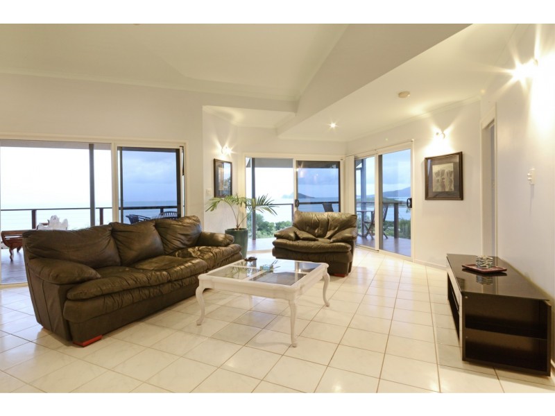 7 Blackcurrant Dr, Hideaway Bay QLD 4800