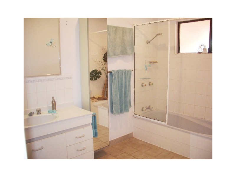 4/5 Pleasant Drive, Cannonvale QLD 4802