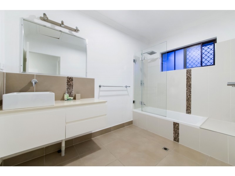 6/5 Pleasant Drive, Cannonvale QLD 4802