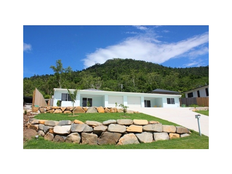 2/9 Amarula Drive, Cannonvale QLD 4802