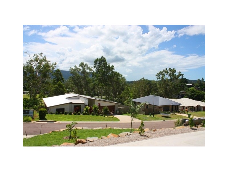2/9 Amarula Drive, Cannonvale QLD 4802