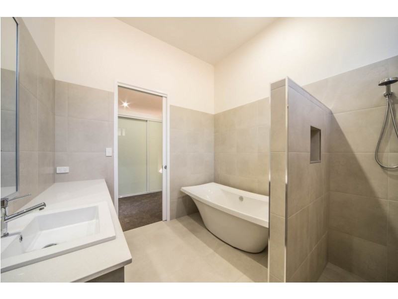 8 Raddle Court, Cannonvale QLD 4802