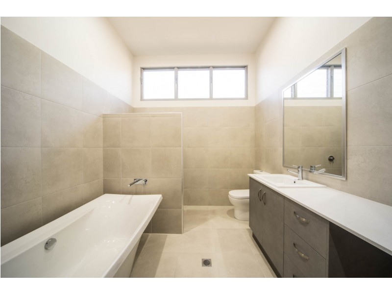 8 Raddle Court, Cannonvale QLD 4802