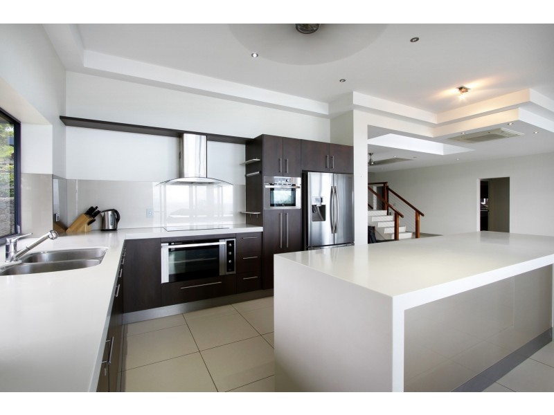 2 Jessies Way, Cannonvale QLD 4802