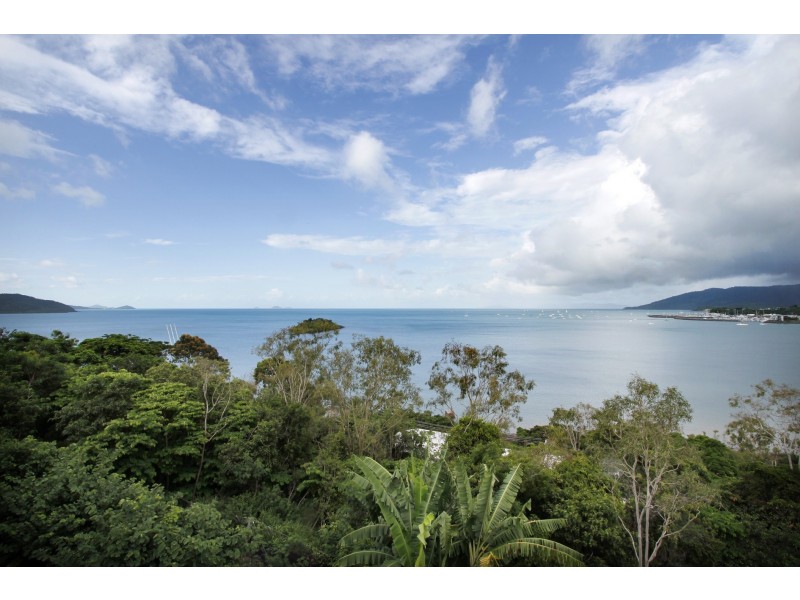 2 Jessies Way, Cannonvale QLD 4802