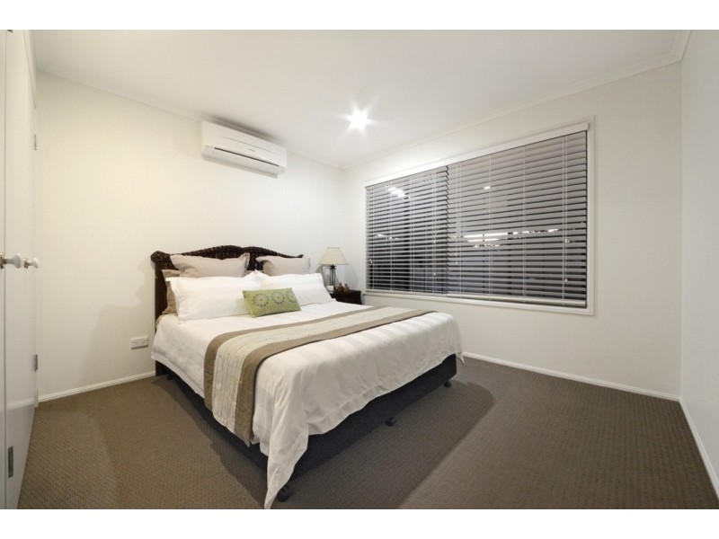 8 Cateran Close, Cannonvale QLD 4802