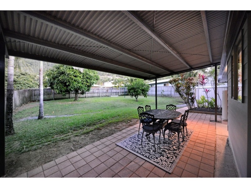 8 Cateran Close, Cannonvale QLD 4802