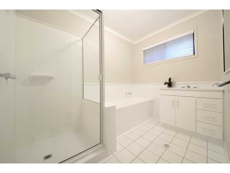 8 Cateran Close, Cannonvale QLD 4802