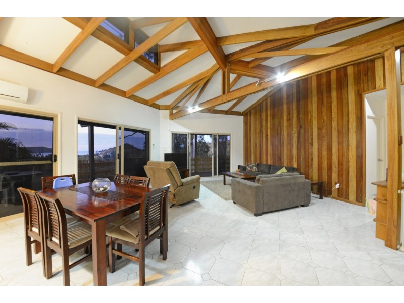 7 Country Road, Cannonvale QLD 4802