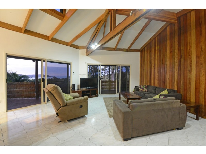 7 Country Road, Cannonvale QLD 4802