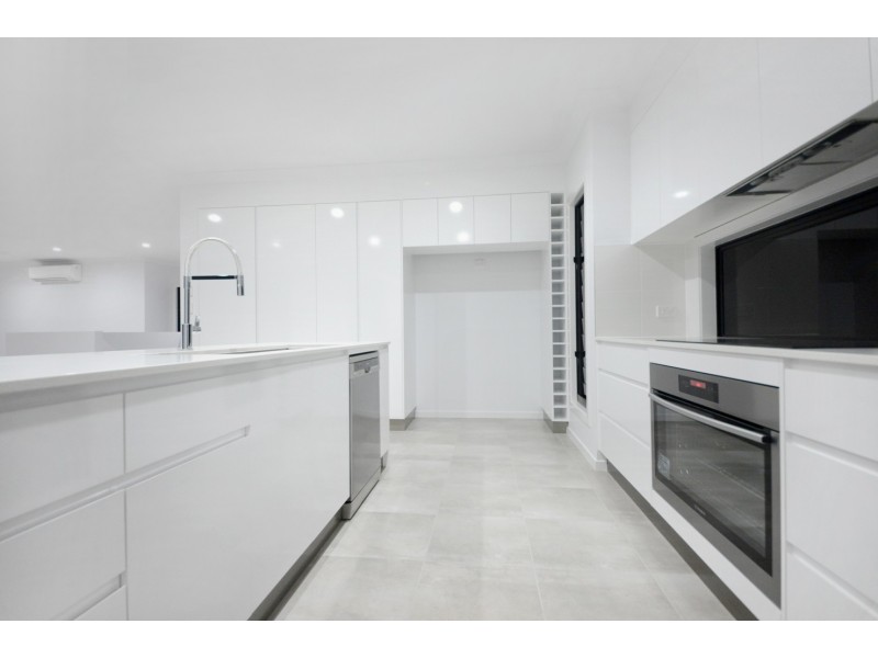 24 Whitehaven Crescent, Cannonvale QLD 4802