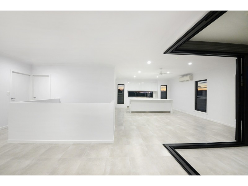 24 Whitehaven Crescent, Cannonvale QLD 4802