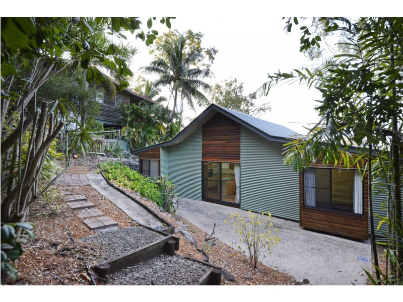 9 Country Road, Cannonvale QLD 4802