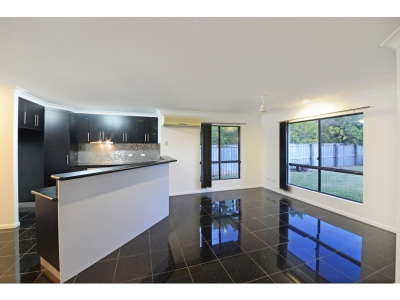 2/32 Banksia Avenue, Cannonvale QLD 4802