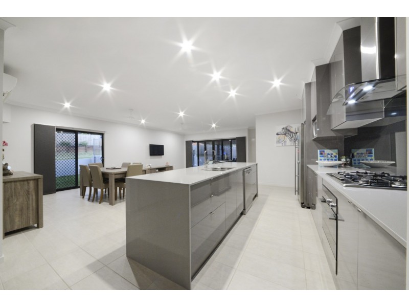 68 Valley Drive, Cannonvale QLD 4802