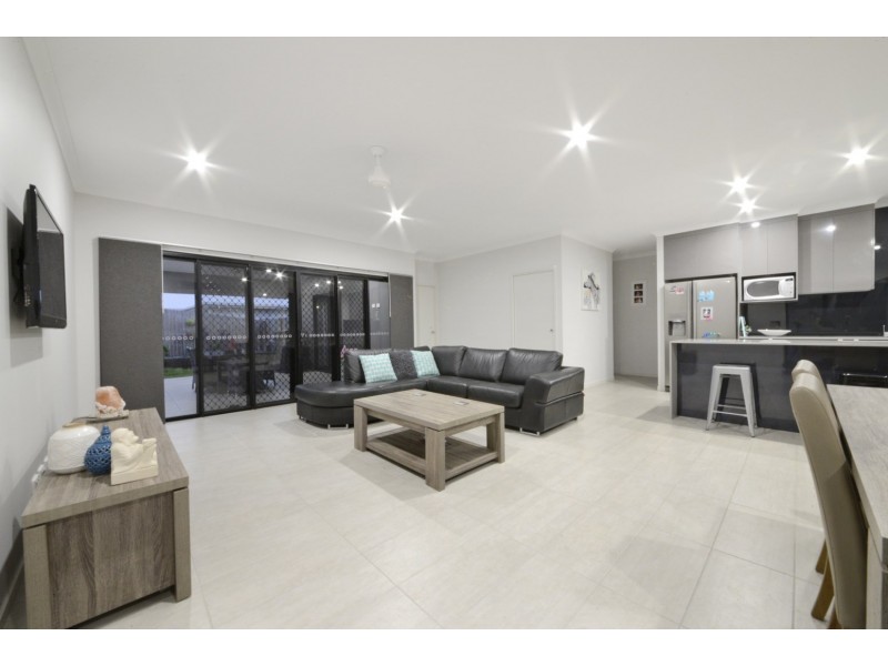 68 Valley Drive, Cannonvale QLD 4802